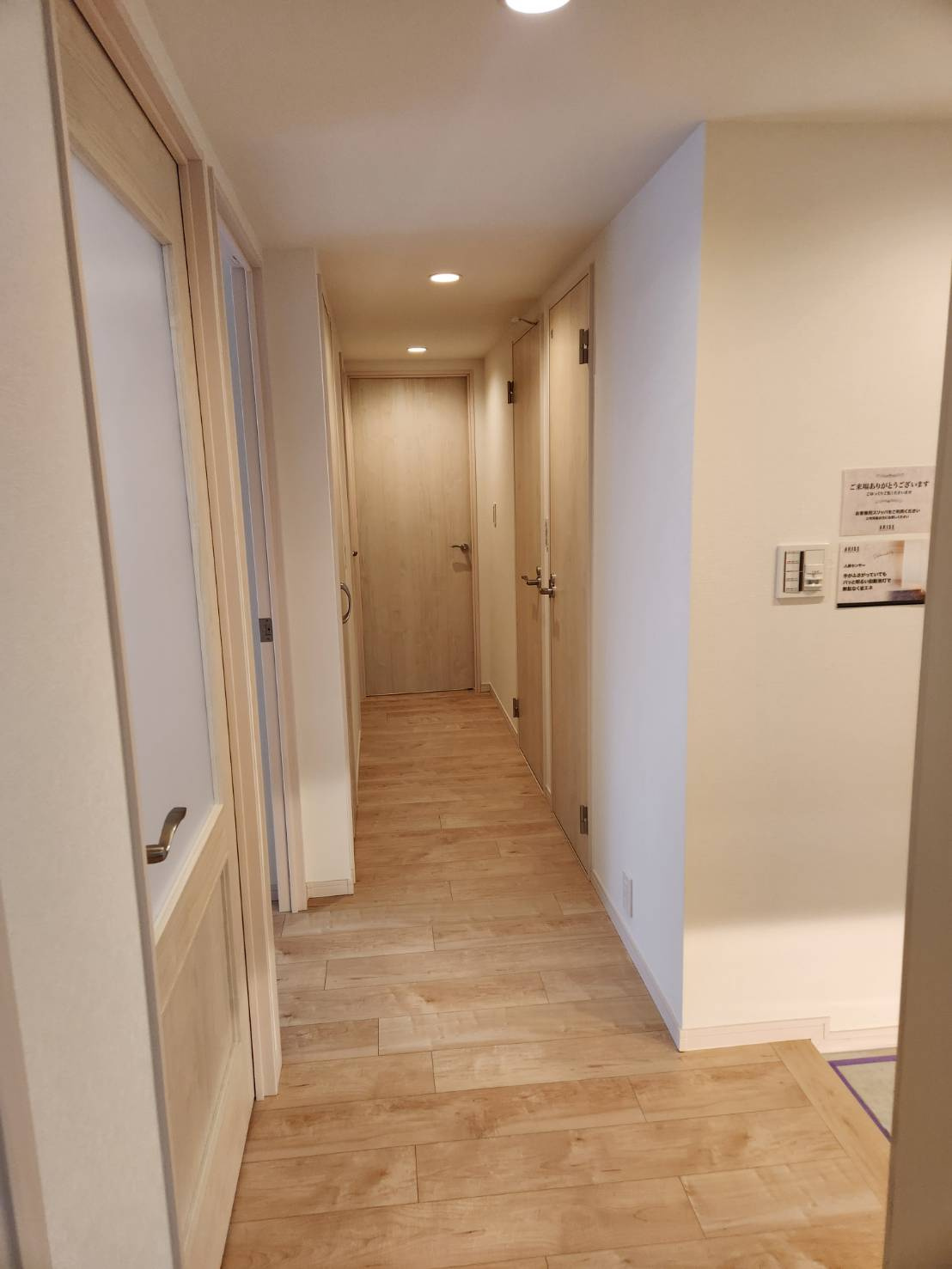 浦和針ヶ谷パーク・ホームズフィオーレの玄関|優しい木の色に癒されます