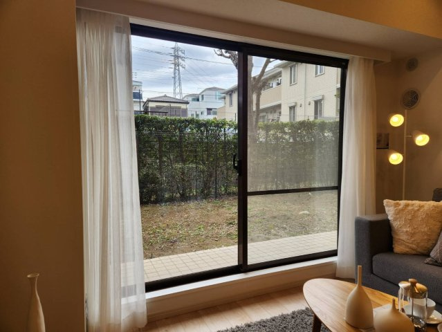 浦和針ヶ谷パーク・ホームズフィオーレの居間・リビング|リビングから四季折々の景色が楽しめます