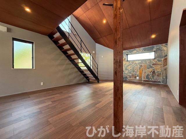 茅ヶ崎市赤羽根　新築戸建の居間・リビング|24.1帖　勾配天井のLDK