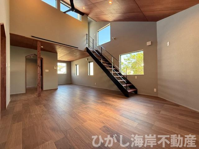 茅ヶ崎市赤羽根　新築戸建の居間・リビング|24.1帖　勾配天井のLDK