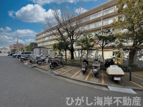 平塚ニューライフ ３棟の駐車場|敷地内バイク置場