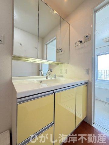 セレストタワー湘南平塚の独立洗面台|三面鏡化粧台