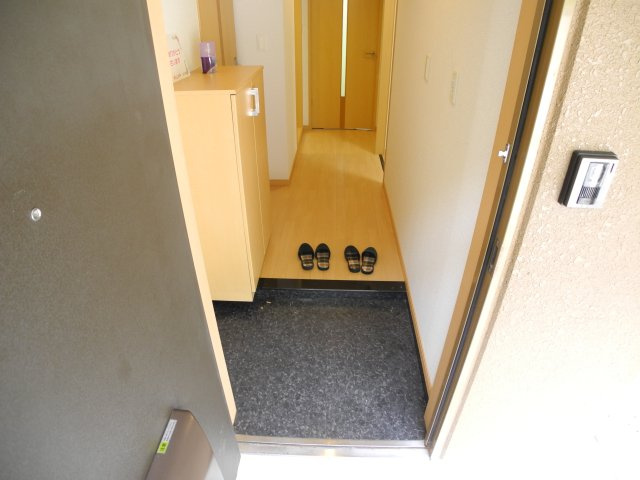 ロイヤルメゾンの玄関|※同物件反転間取の写真です※現況を優先します※