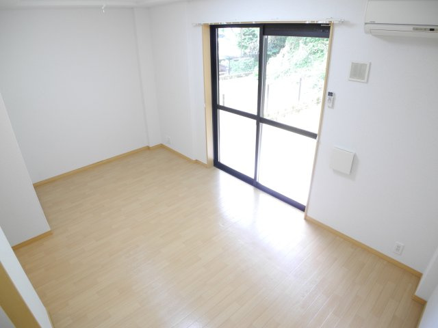 ロイヤルメゾンの居間・リビング|※同物件反転間取の写真です※現況を優先します※