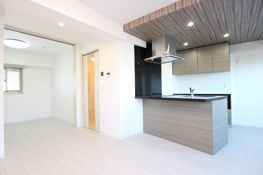 フクダ不動産八木駅前マンションの居間・リビング|白を基調としたおしゃれなLDK11帖　エアコン・照明付き