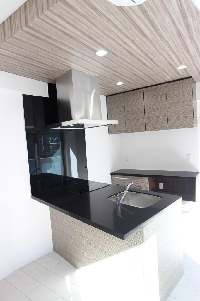 フクダ不動産八木駅前マンションのキッチン|2口IHクッキングヒーターのシステムキッチン