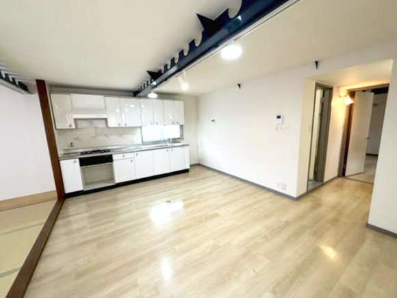 ブルーハウス根岸の居間・リビング