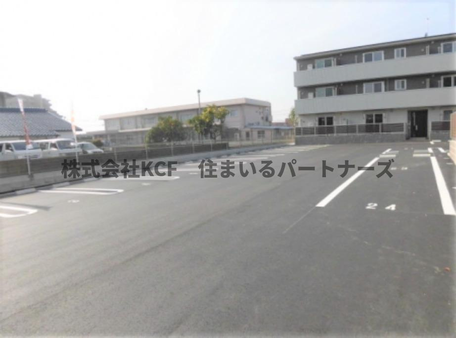 フロレゾンB棟の駐車場|駐車スペースもあります