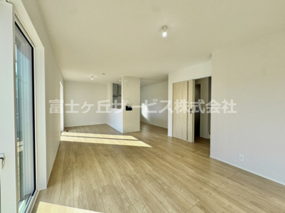 【居間・リビング】 | 湖西市新居町新居 2期 新築一戸建て 3号棟 | LDKです