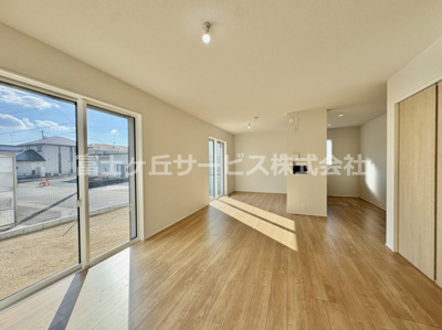 【居間・リビング】 | 湖西市新居町新居 2期 新築一戸建て 3号棟 | 居間です