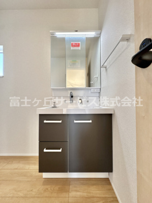 【独立洗面台】 | 湖西市新居町新居 2期 新築一戸建て 3号棟 | 独立洗面台あり、毎朝おしゃれに忙しい女性の方におすすめです