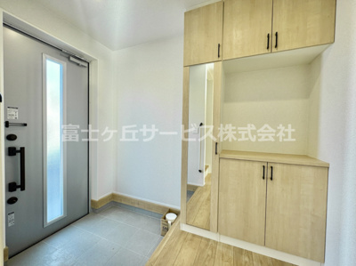 【玄関】 | 湖西市新居町新居 2期 新築一戸建て 3号棟 | 明るい玄関です