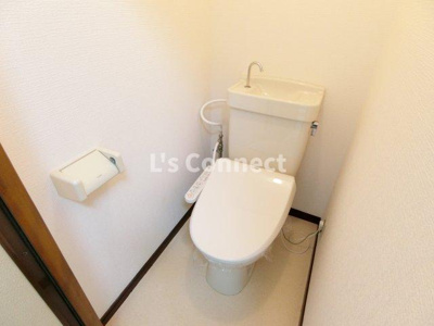 【トイレ】 | 霊屋第一コーポナバタ | 温水洗浄便座付きのトイレ。