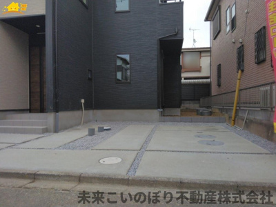 【駐車場】 | GRAFARE伊奈町小室10期 | 駐車スペースはゆとりのある2台分確保されています。
車の運転が不安な方もゆっくり入出庫できるので安心です。