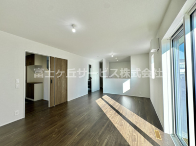 【居間・リビング】 | 湖西市新居町新居 2期 新築一戸建て 4号棟 | こちらの居間で趣味の時間をお楽しみください