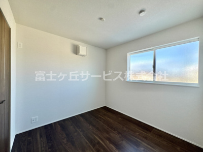 【洋室】 | 湖西市新居町新居 2期 新築一戸建て 4号棟 | 個人の部屋や寝室として使える洋室です