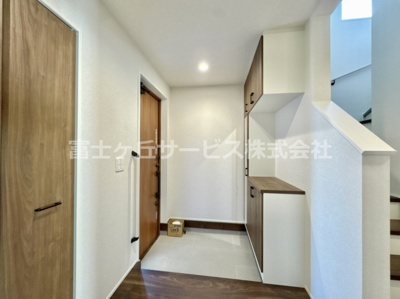 【玄関】 | 湖西市新居町新居 2期 新築一戸建て 4号棟 | 明るい玄関です