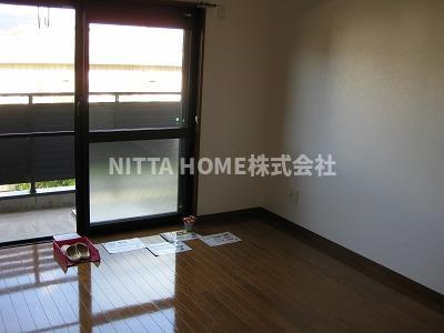 ボアソルチの居間・リビング|大きな窓が魅力的なリビングルーム♪