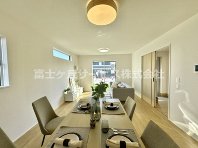 【居間・リビング】 | 湖西市新居町新居 24-3期 新築一戸建て 1号棟 | ゆったり過ごせる居間です
