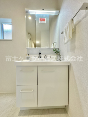 【独立洗面台】 | 湖西市新居町新居 24-3期 新築一戸建て 1号棟 | 独立洗面台あり、毎朝おしゃれに忙しい女性の方におすすめです
