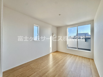 【寝室】 | 湖西市新居町新居 24-3期 新築一戸建て 1号棟 | 落ち着いて過ごせるお部屋なので、寝室にいかがでしょうか