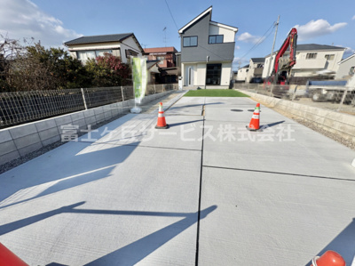 【駐車場】 | 湖西市新居町新居 24-3期 新築一戸建て 1号棟 | 駐車場に車を止められます