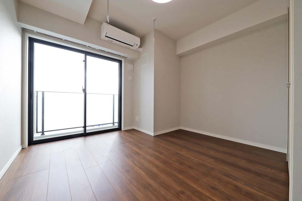 大神宮下Residenceの居間・リビング|明るい室内です