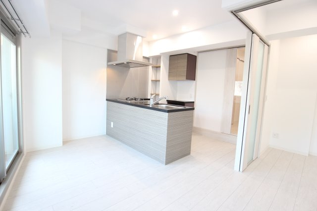 フクダ不動産八木駅前マンションの居間・リビング|広々としたLDK10.8帖のお部屋
