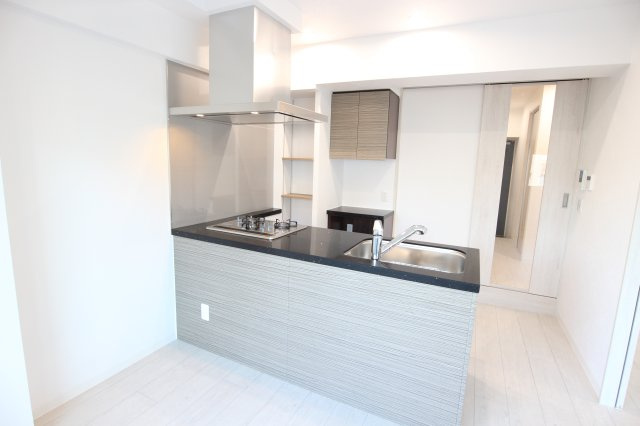 フクダ不動産八木駅前マンションのキッチン|3口ガスコンロのグリル付きシステムキッチン