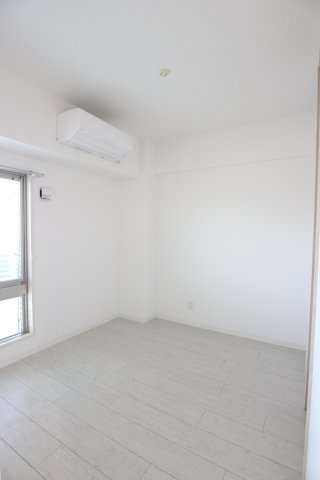 フクダ不動産八木駅前マンションの洋室|洋室4.1帖。エアコン付き