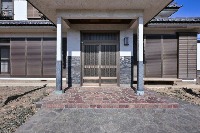 【玄関】 | 太田市新田村田町1期　中古戸建 | 屋根付きの玄関は雨の日のぬれずに出入りすることができます！
趣のある門構えです。