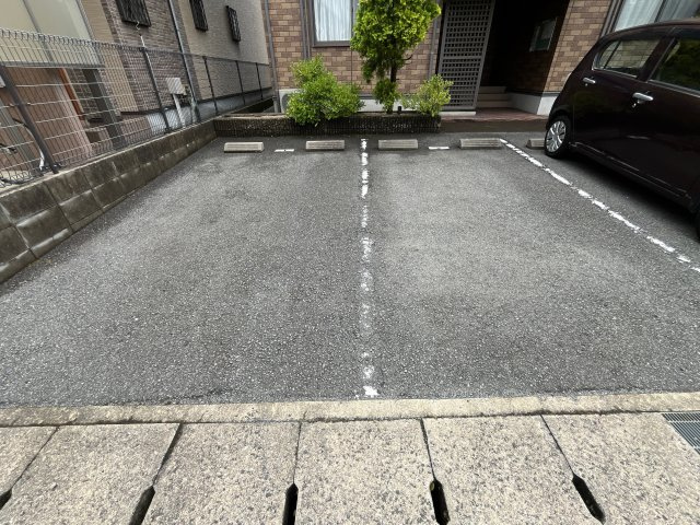 コンフォート春日の駐車場