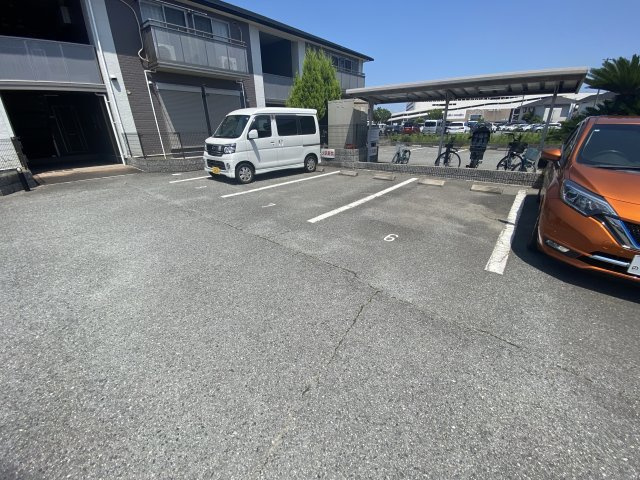ソレイユ細江の駐車場