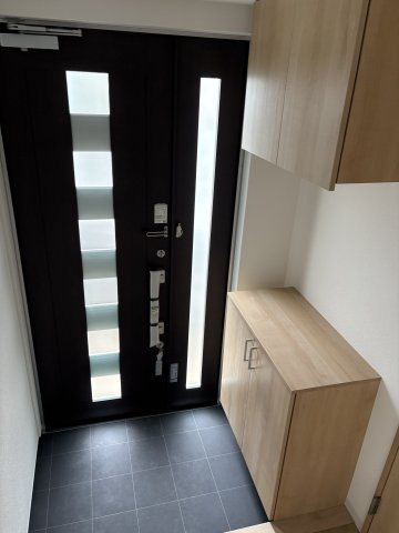 高田馬場3丁目戸建ての玄関|明るい玄関です