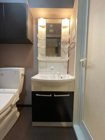 ブレシア銀座イーストの洗面所|明るい洗面所です