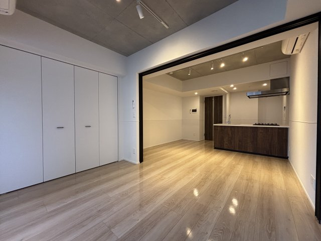 フラッフィー日本橋浜町の居間・リビング|こちらのリビングで趣味の時間をお楽しみください