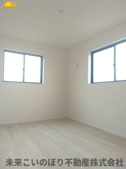 【子供部屋】 | 古河市原町中古戸建て | 二面採光のお部屋で日当たり通風良好です！
収納も大きく過ごしやすいです。お子さんのお部屋にいかがでしょうか