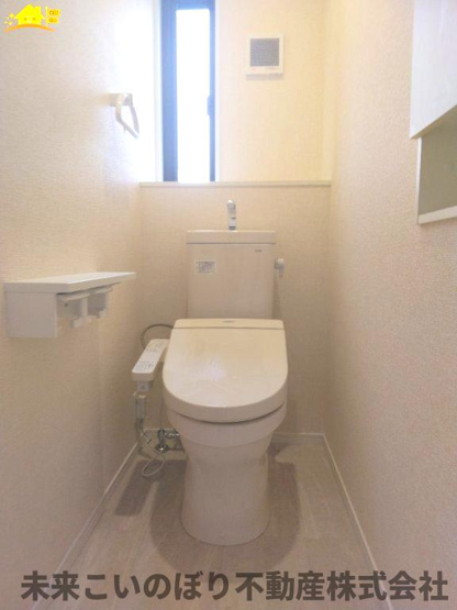 【トイレ】 | 古河市原町中古戸建て | シンプルな機能を搭載したトイレ。家族みんなが使う場所だからこそ清潔にこだわりたいですね。