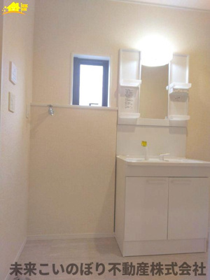 【脱衣所】 | 古河市原町中古戸建て | 洗面脱衣室には窓があり空気の入れ替えが出来カビの防止対策できますよ。