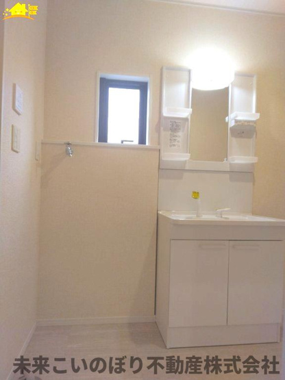 【脱衣所】 | 古河市原町中古戸建て | 洗面脱衣室には窓があり空気の入れ替えが出来カビの防止対策できますよ。