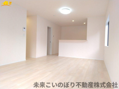 【居間・リビング】 | 古河市原町中古戸建て | 一日の中で多くの時間を過すことになるリビングダイニングだからこそ、いつも穏やかな空間であることが必然。爽やかな通風と採光を存分に感じる事が出来る空間です。