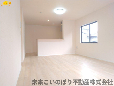 【居間・リビング】 | 古河市原町中古戸建て | 日当たりの良い明るいリビングで家族との大切な時間が過ごせますね！