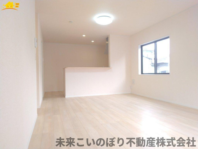 【居間・リビング】 | 古河市原町中古戸建て | 日当たりの良い明るいリビングで家族との大切な時間が過ごせますね！