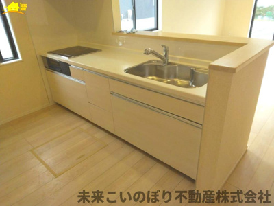 【キッチン】 | 古河市原町中古戸建て | 対面キッチンならつくりたてのお料理をすぐに食卓へ♪配膳しながら調理ができるので調理スペースを広く使用でき、作業効率も上がります♪