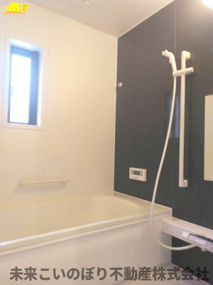 【浴室】 | 古河市原町中古戸建て | １坪サイズのバスルーム。浴室換気乾燥機を標準装備。乾きやすい床やお手入れのしやすい排水口など、いつも清潔にご使用いただけます。