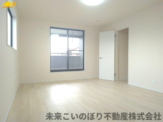 【寝室】 | 古河市原町中古戸建て | 主寝室は大型ベッドもラクラク設置できます♪ゆとりある動線も確保でき、ゆったりとお寛ぎいただけます♪