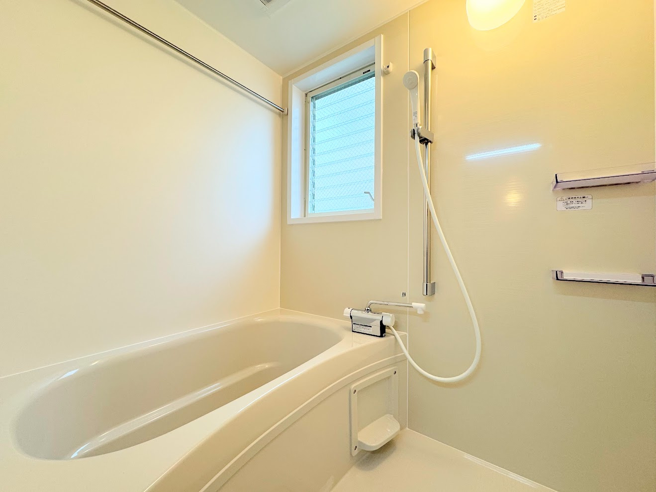 泉区白百合３丁目　中古戸建ての浴室|◆お子様と一緒にバスタイムを楽しめる広々空間。浴室乾燥機付で心地よいバスタイムを実現します。