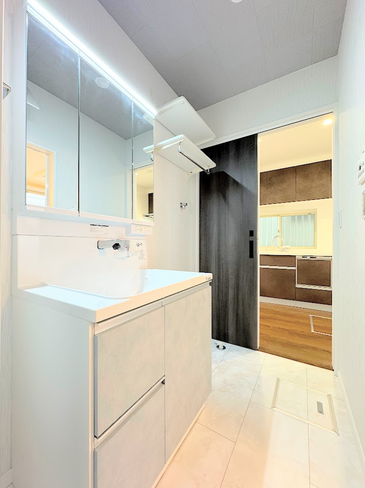 泉区白百合３丁目　中古戸建ての独立洗面台|◆毎日使う場所だから、機能的で使いやすさに配慮したパウダールーム。すっきりと使えるように収納も豊富にご用意しています。