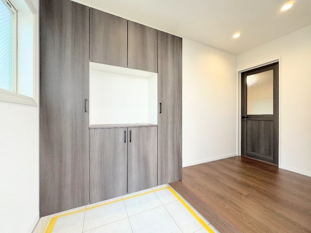 泉区白百合３丁目　中古戸建ての玄関|◆明るい玄関です！散らかりやすい玄関もスッキリする大容量のシューズボックス付き。