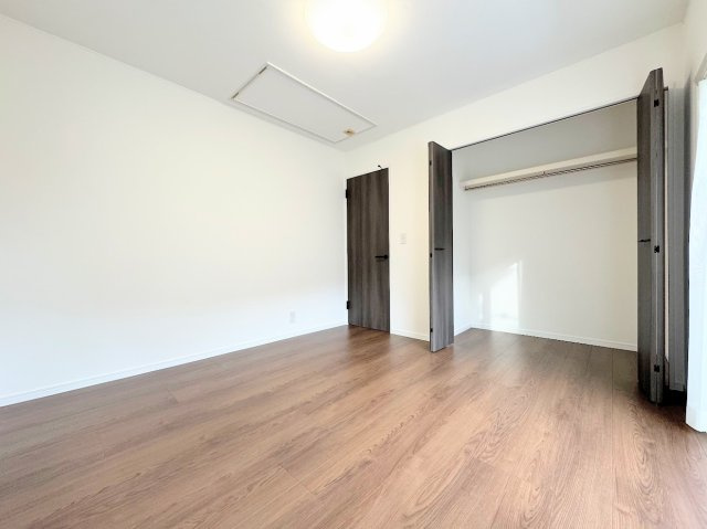 泉区白百合３丁目　中古戸建ての洋室|◆感性を育むプライベートルームはシンプルでスマートな空間。好みの空間で読書をしたり、音楽を聞いたりと一人の時間も充実したものにできます。